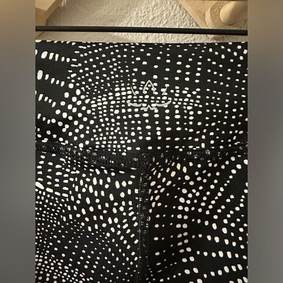 Beyond Yoga Lux Print Capri Legging in Swirling Dot Sz. M - Picture 4 of 9